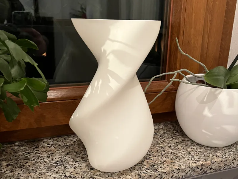 Vaso moderno dal profilo irregolare