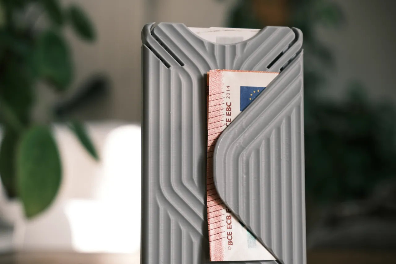 Cascade card wallet V3 view 4