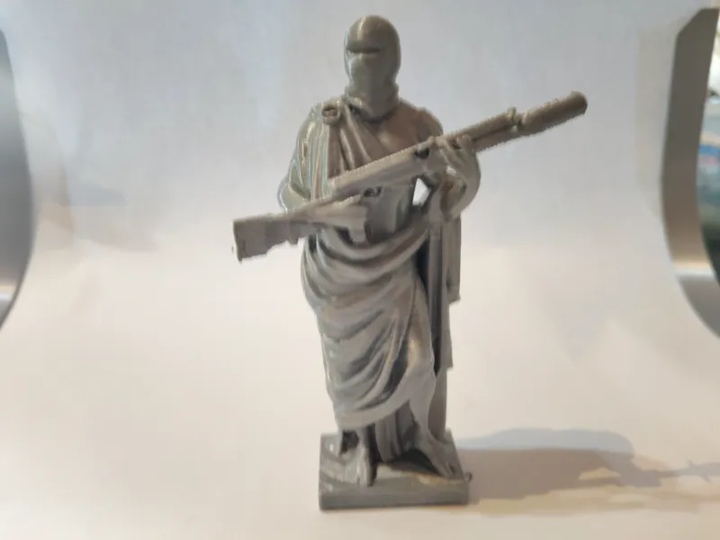 statua greca con passamontagna e fucile
