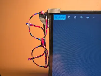 Support de lunettes sur ecran pc