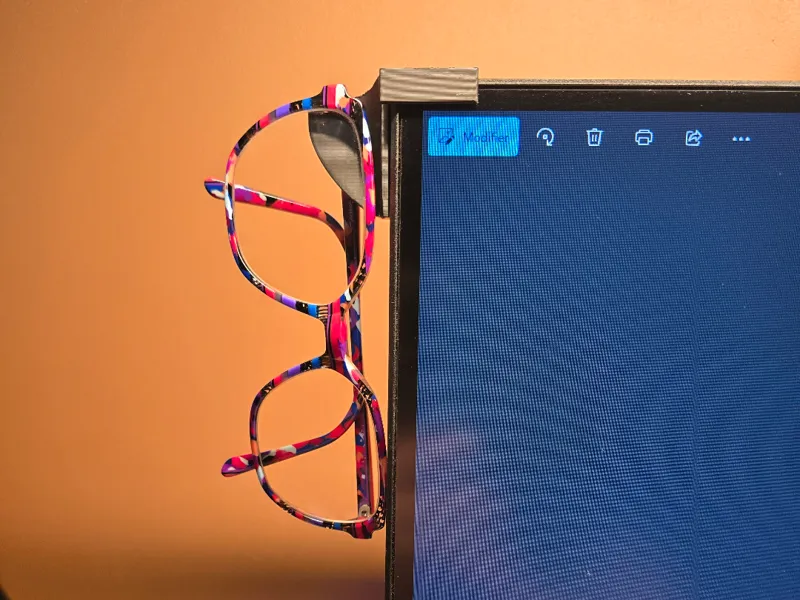 Support de lunettes sur ecran pc