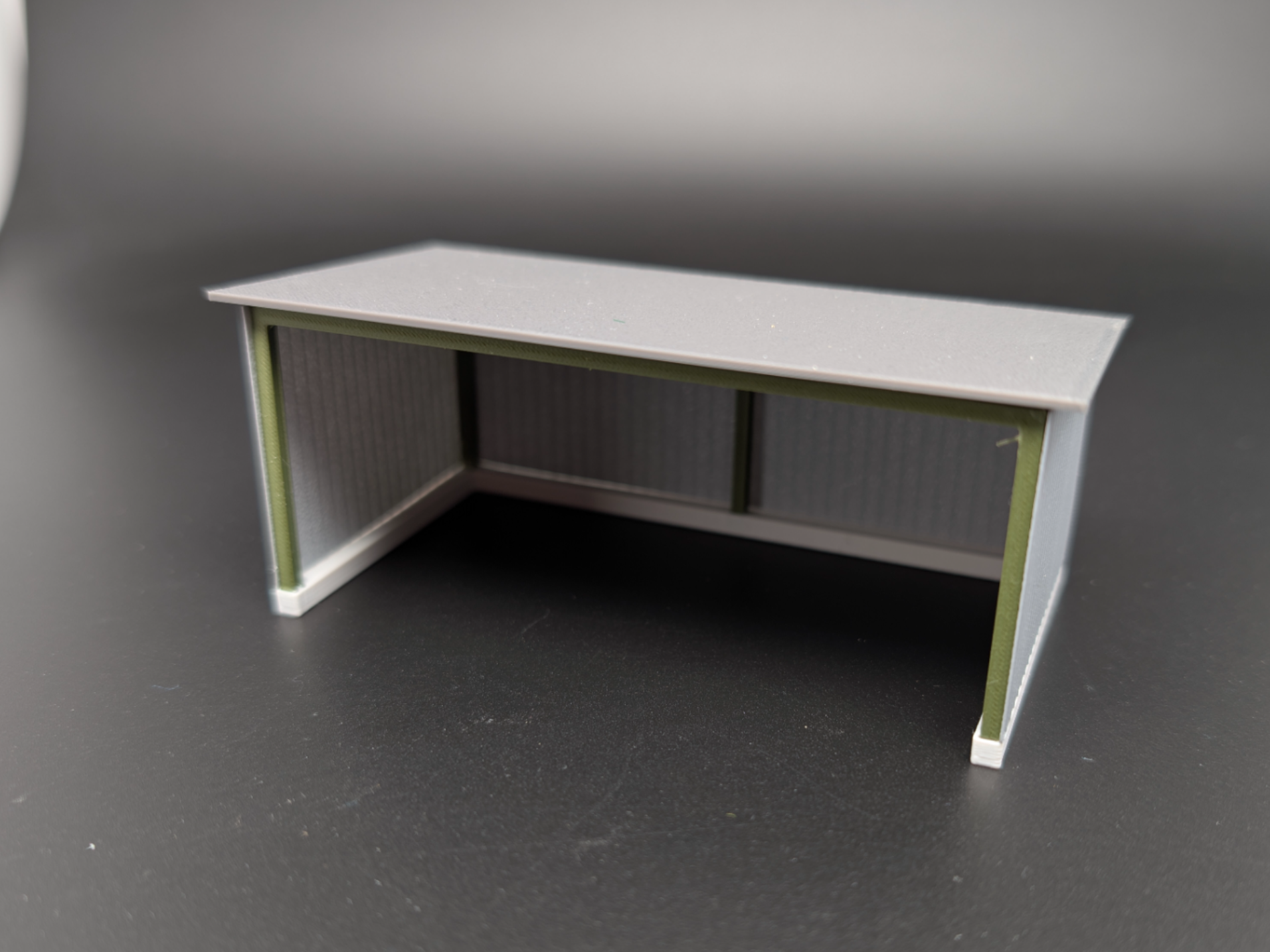 Kleiner Fahrzeug/Geräteunterstand in H0 HO 1:87