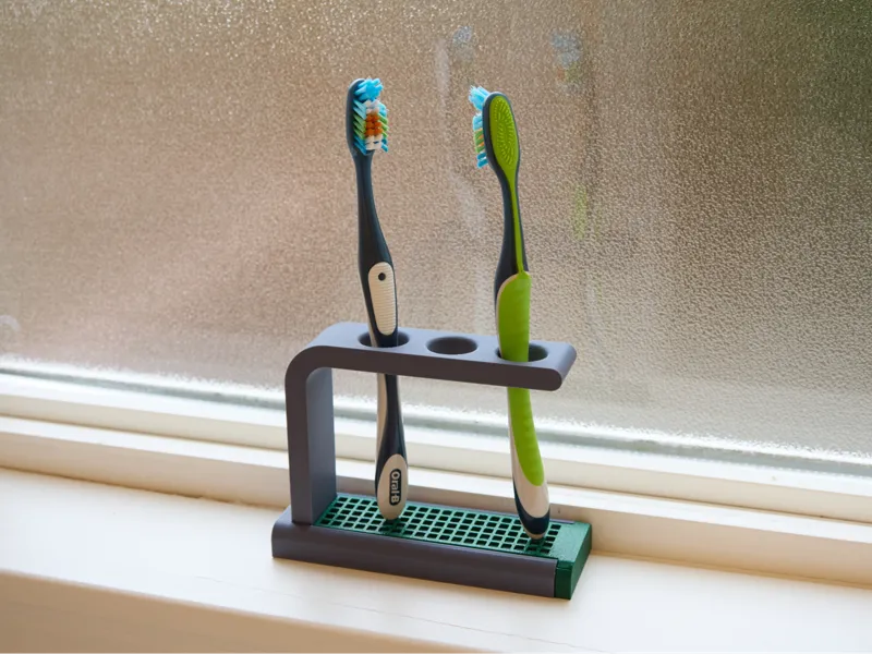 Easy clean toothbrush holder with replacable tray