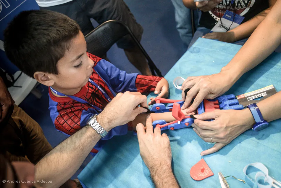 Atomic Lab - RIGHT PROSTHETIC HAND - No strings view 3
