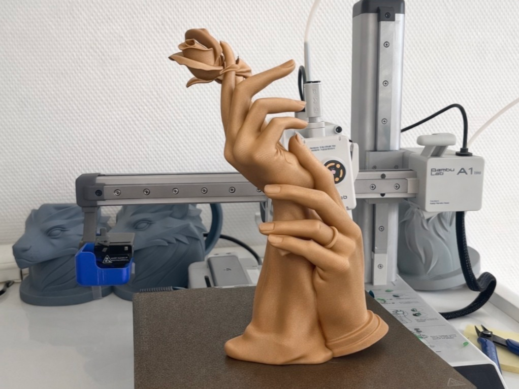 Décorative Sculpture – Hands Holding a Rose