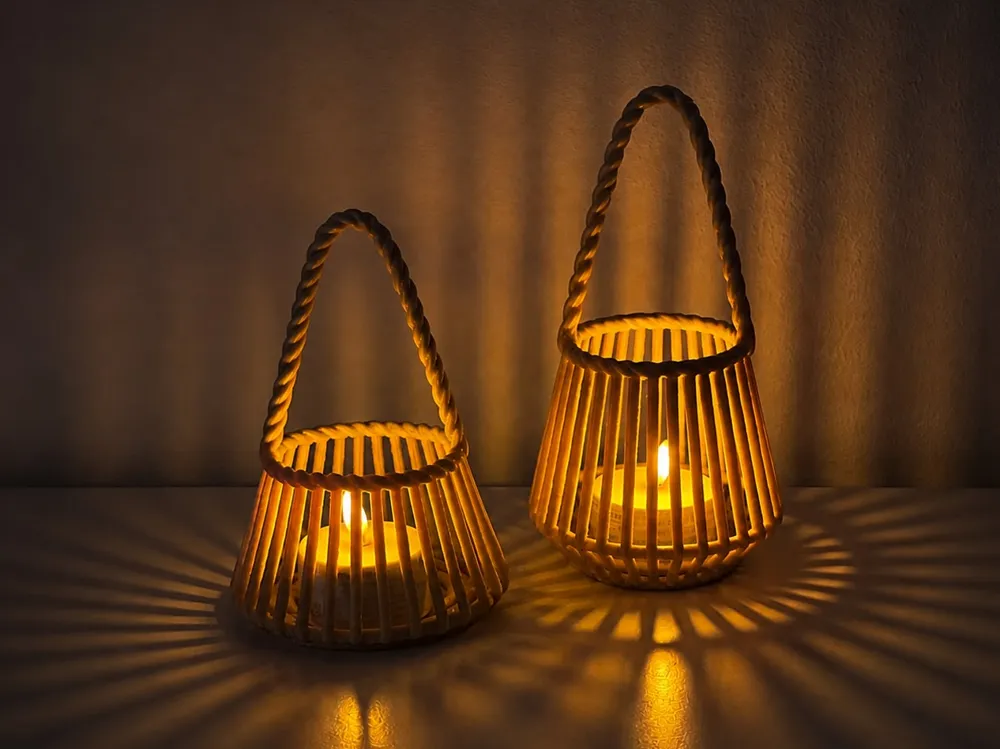 Accesorio de iluminación decorativa: Woven Candle Basket Set – Rattan Style. Referencia del modelo original.