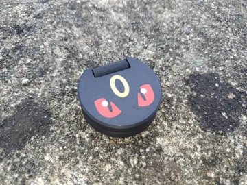 Objeto manipulable: Poke Prints Flip Fidget - Umbreon — vista de referencia 4