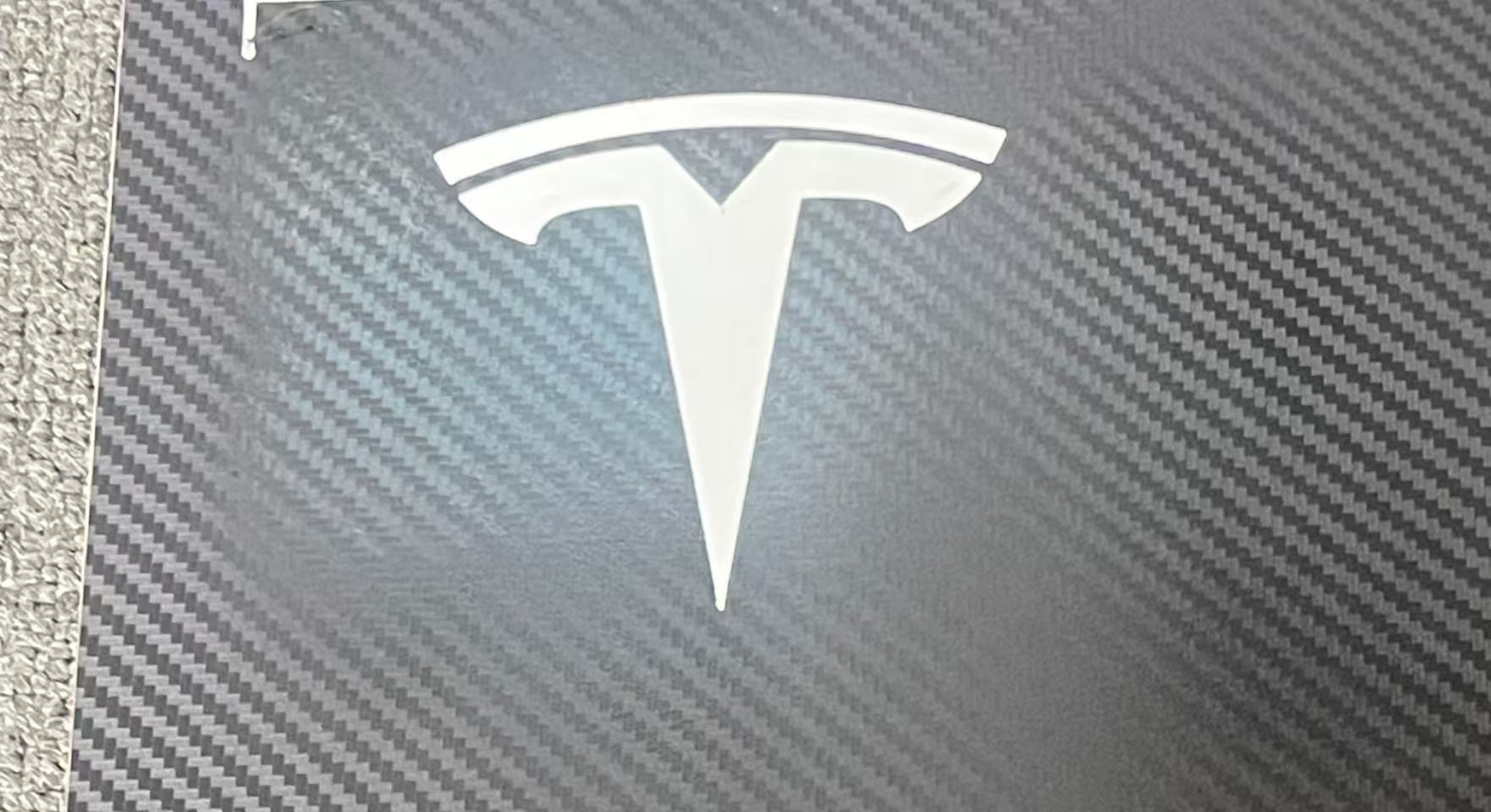 Miniatura 1 do modelo 3D 特斯拉Tesla碳纤车标软贴 黑化车标 自粘碳纤维车标 免拆覆盖款 Model 3 Model Y