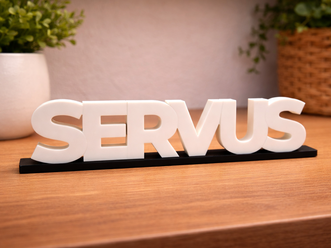 Servus Schriftzug mit Stand