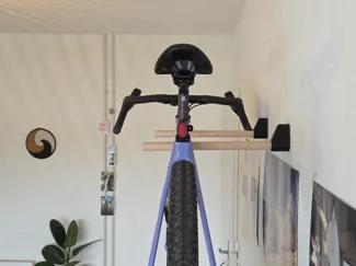 Appendi biciclette da parete con pali in legno