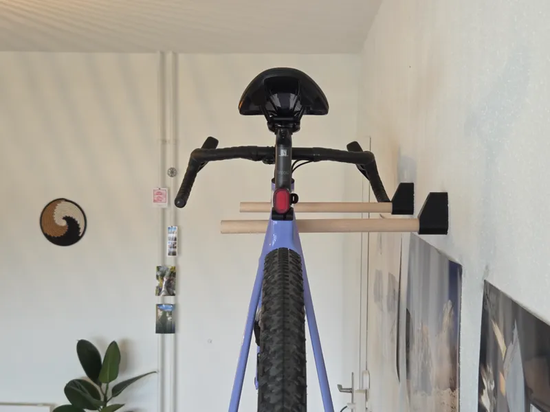 Appendi biciclette da parete con pali in legno