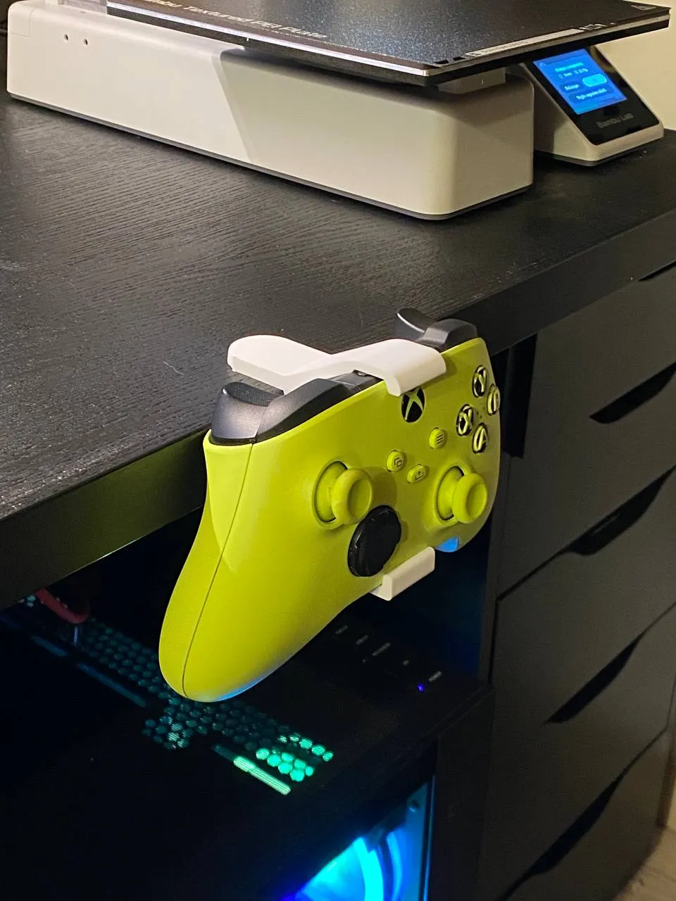 Xbox controller desk mount by DnaarO MakerWorld