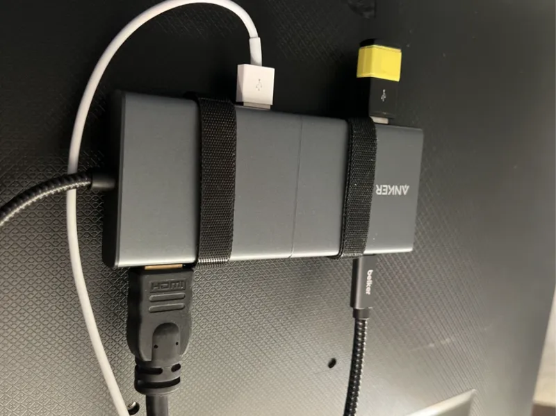 UNIVERSALHALTERUNG VESA MONITOR DOCKING STATION
