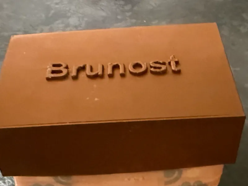 Brunost lokk, Tine