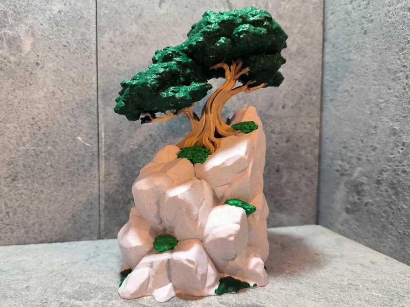 Alter geschwungener Baum auf einem Felsen