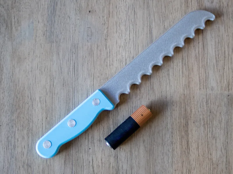 Toy bread knife - no AMS