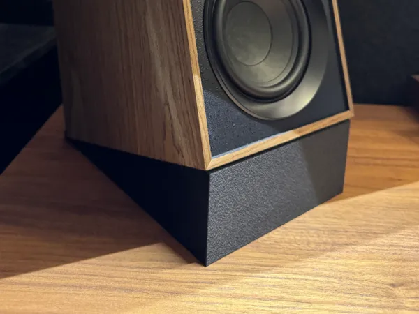 Support / cale pour enceinte de bureau