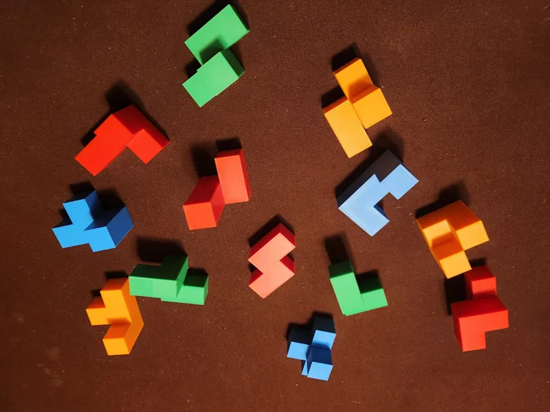 Hard 4x4x4 pentacube assembly puzzle