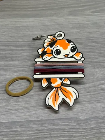 Accesorio para sujetar ligas de cabello: Koi Fish Hair Tie Holder Keychain — vista de referencia 2