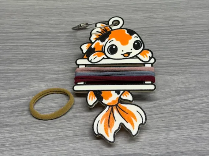 Accesorio para sujetar ligas de cabello: Koi Fish Hair Tie Holder Keychain. Referencia del modelo original.