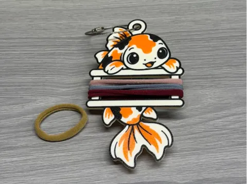 Accesorio para sujetar ligas de cabello: Koi Fish Hair Tie Holder Keychain — referencia de MakerWorld