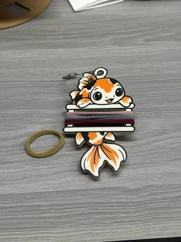 Accesorio para sujetar ligas de cabello: Koi Fish Hair Tie Holder Keychain — vista de referencia 3
