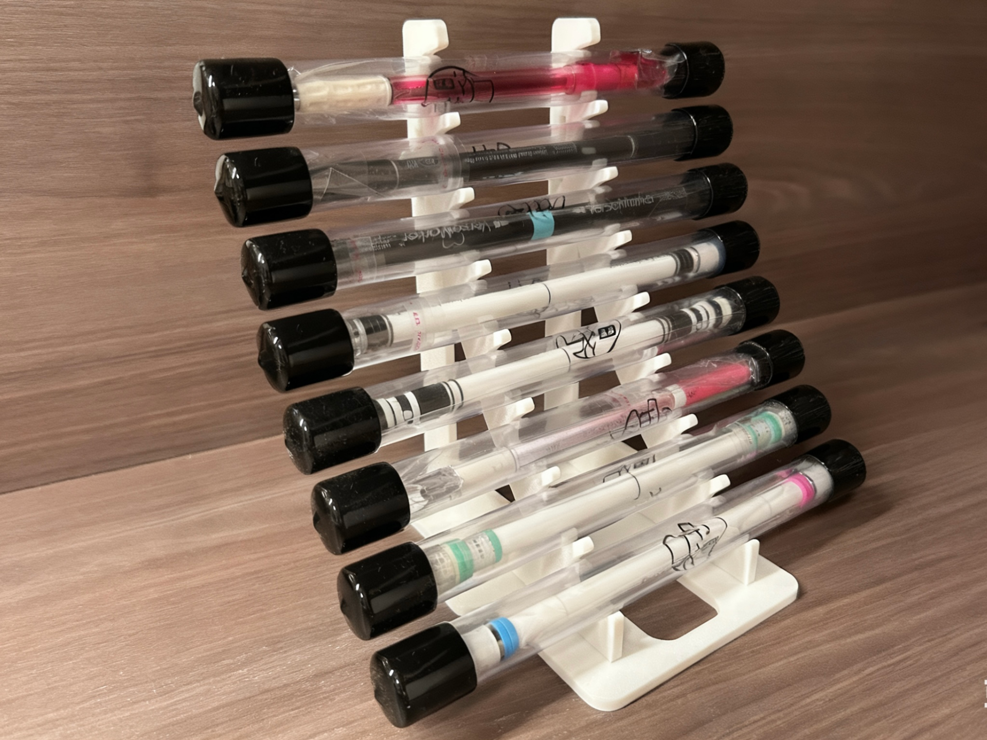 笔架，最多可放8支最粗约2.1cm的笔