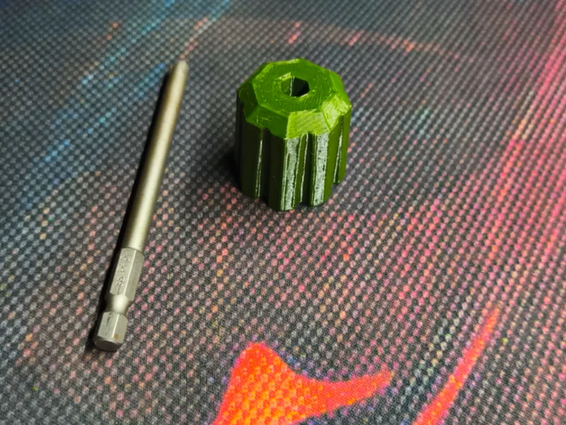 Mini screwdriver handle with hex bits