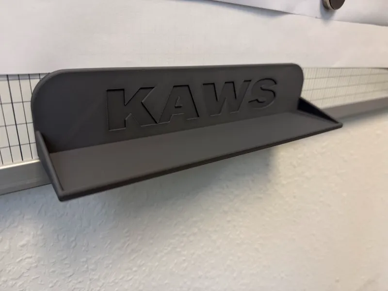 KAWS Regal mit Magnette