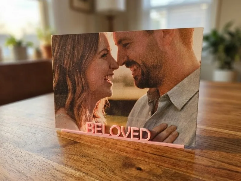 Minimalistischer "BELOVED" Foto- & Kartenhalter