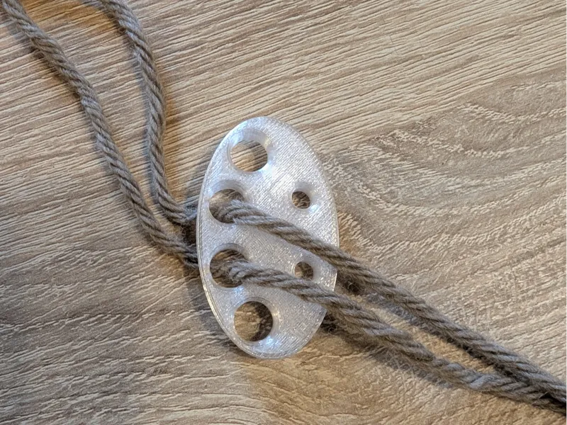 Yarn pelote unwinder