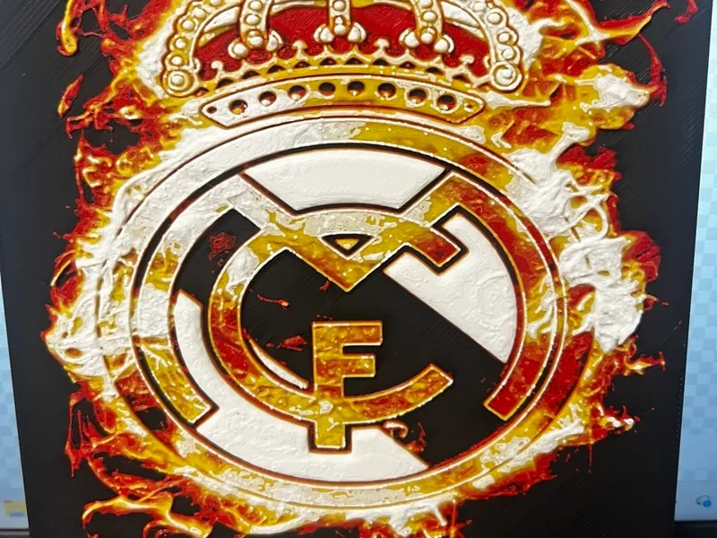 Hueforce escudo del Real Madrid en llamas