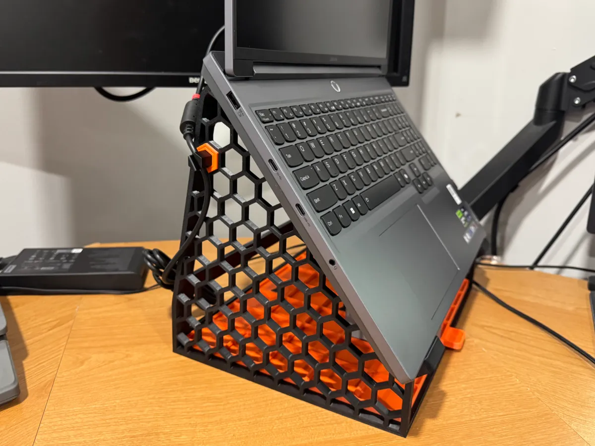 Laptop Riser with Honeycomb Wall & Gridfinity - Free 3D Print Model ...