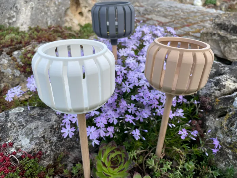 Dekorative Gartenfackel mit Teelichtglas