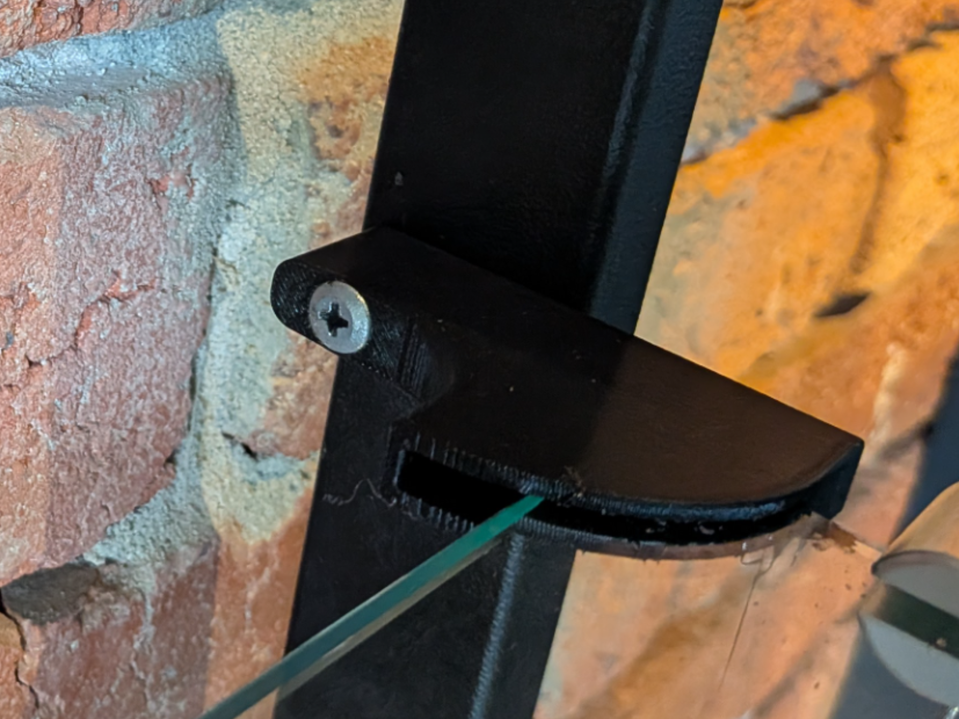 Glass shelf stabiliser