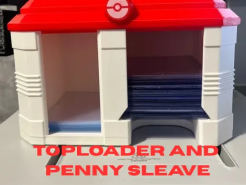 Letrero o emblema decorativo: POKEMAN TCG TOPLOADER SLEEVE DISPENER. Referencia del modelo original.
