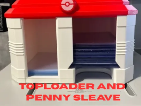 Letrero o emblema decorativo: POKEMAN TCG TOPLOADER SLEEVE DISPENER — referencia de MakerWorld