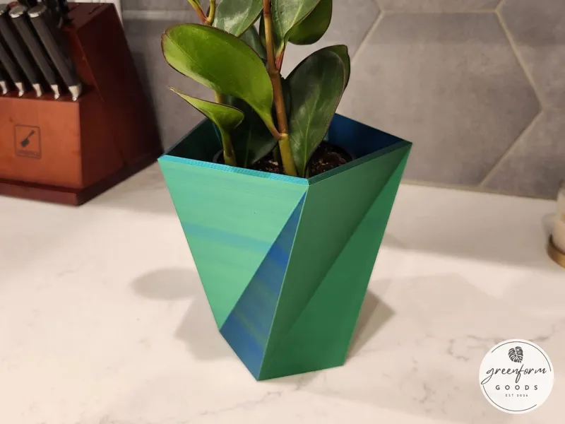 Low-Poly Twisting Geometric Planter