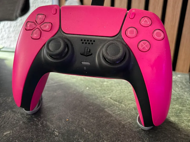 Minimalistischer Controller Ständer - unsichtbar