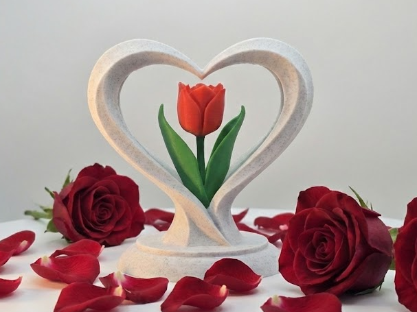 Ewige Liebe: Herz-Skulptur mit Tulpe Valentinstag