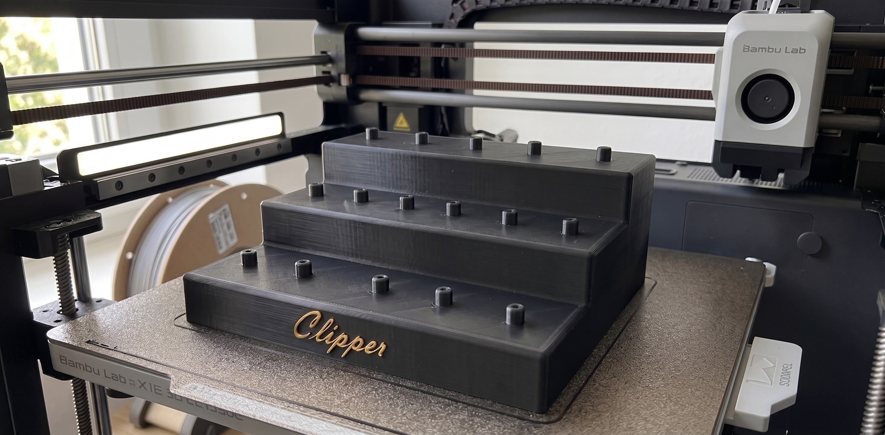Clip o pieza de sujeción: Custom 3D Printed Clipper Lighter Stand – 15 Slots — vista de referencia 4