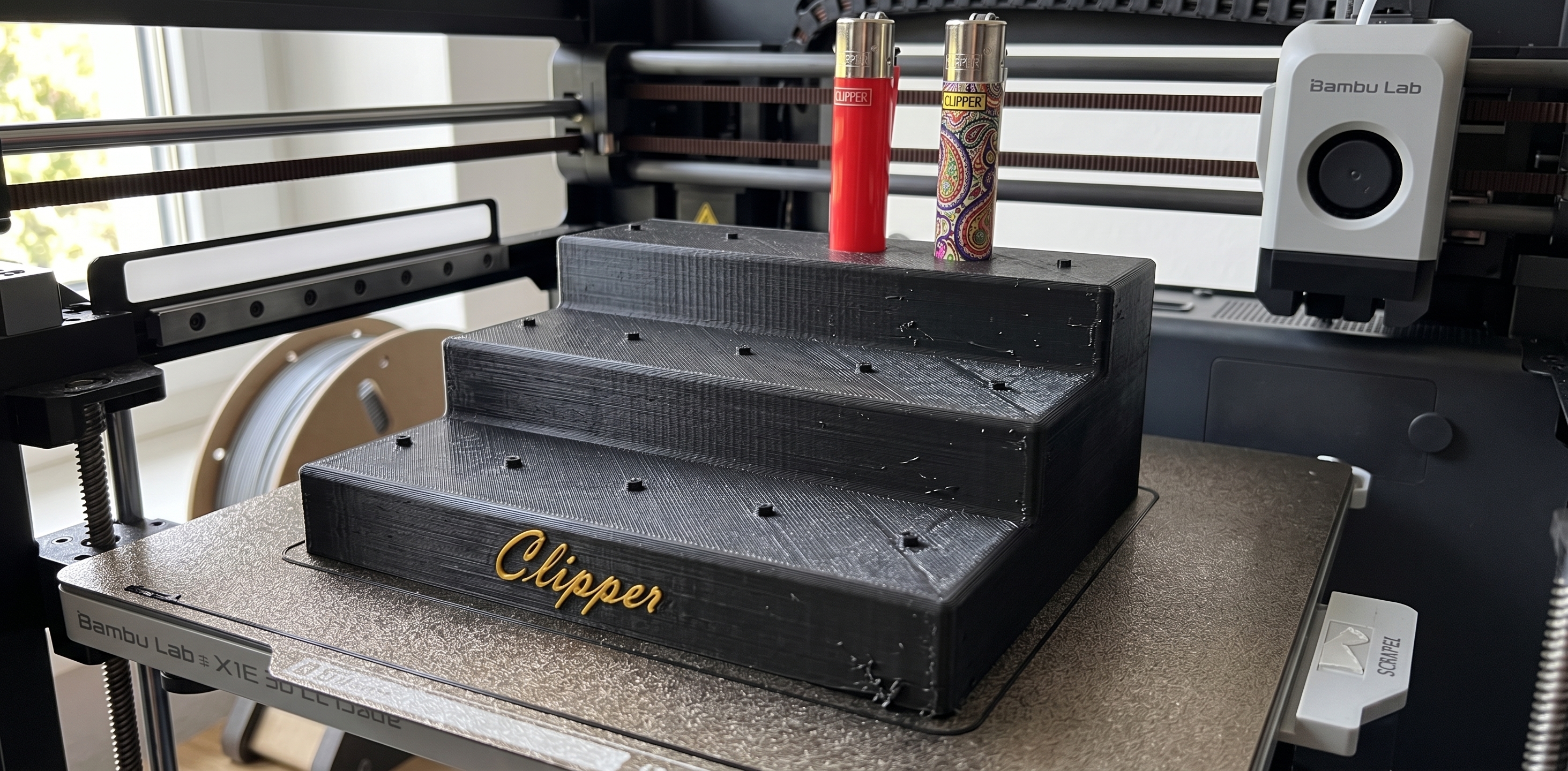 Clip o pieza de sujeción: Custom 3D Printed Clipper Lighter Stand – 15 Slots — vista de referencia 2
