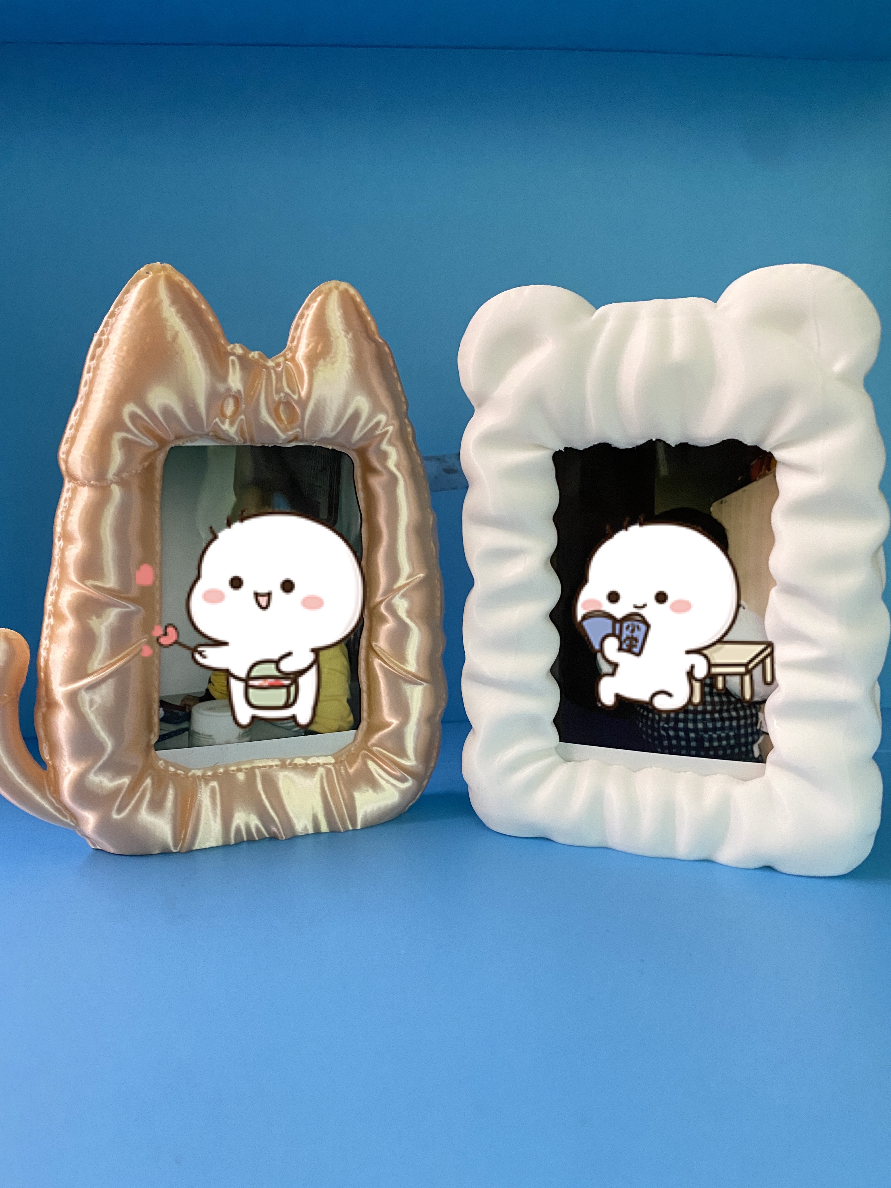 Miniatura 1 do modelo 3D 可爱猫咪+小熊丝绸柔软彭彭质感相框（拍立得mini尺寸+3寸小卡）可调节