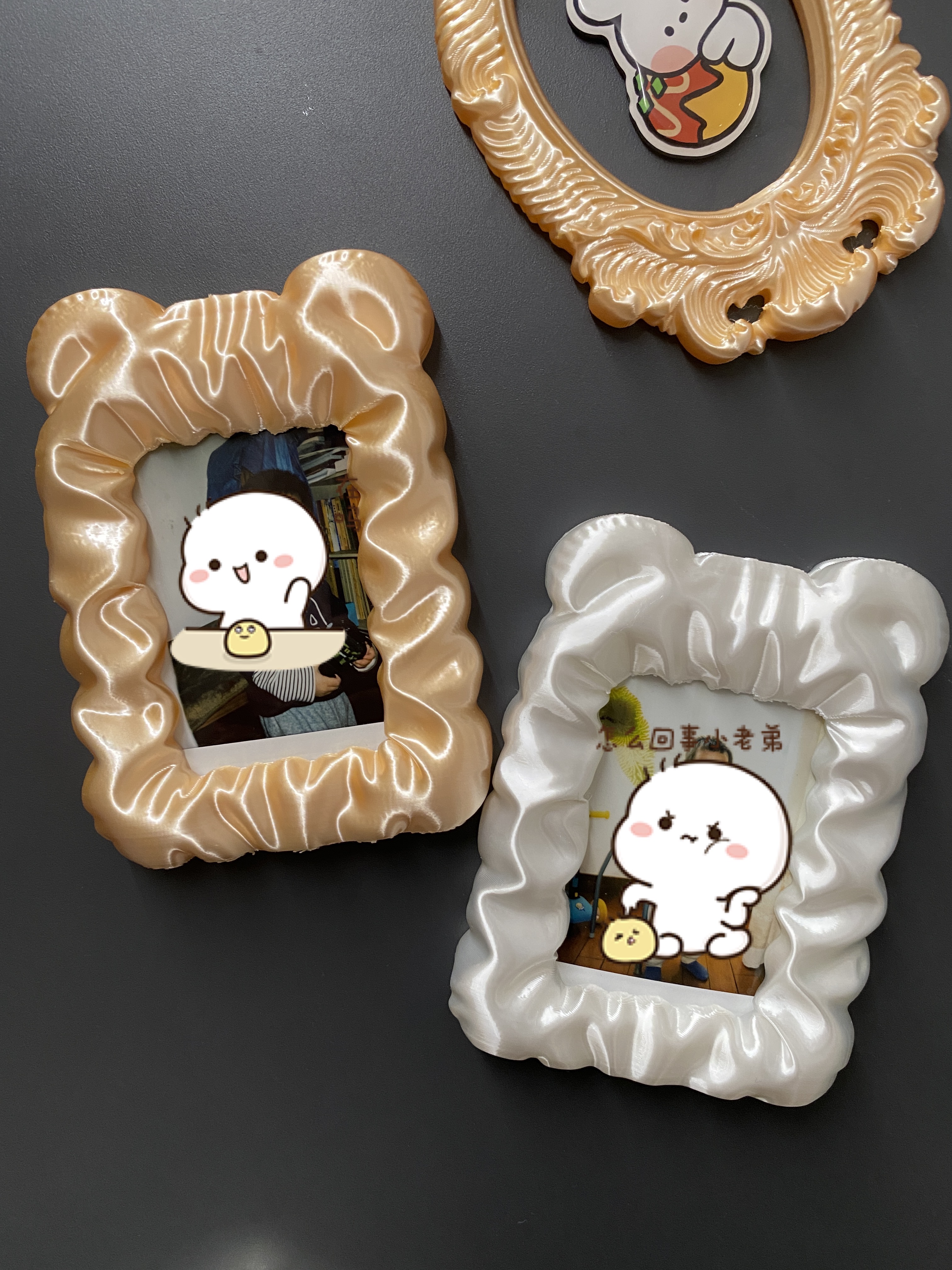 Miniatura 2 do modelo 3D 可爱猫咪+小熊丝绸柔软彭彭质感相框（拍立得mini尺寸+3寸小卡）可调节