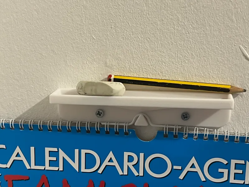 Gancio per calendario con porta matita e gomma