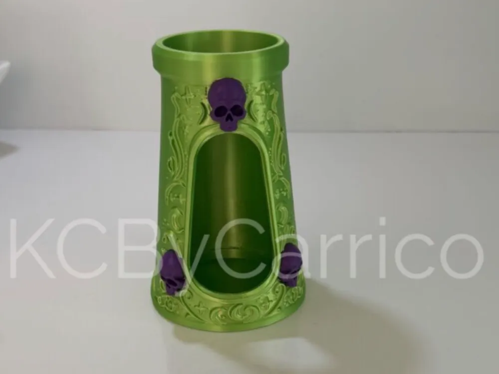 Adorno temático: Witch's Cauldron Coozie. Referencia del modelo original.