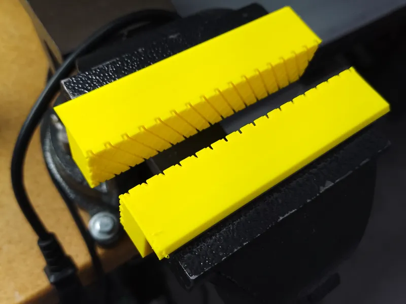 vise jaw pad with magnet