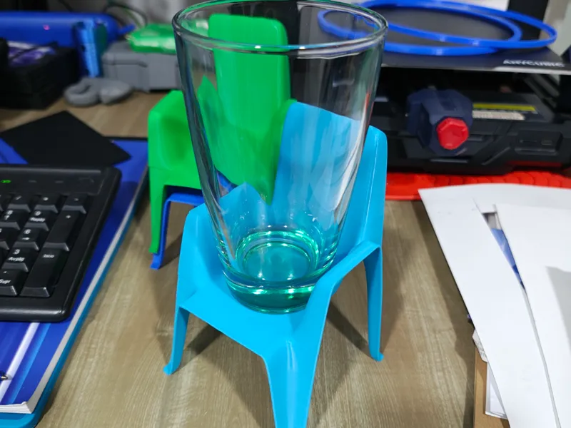 Monoblock vase holder