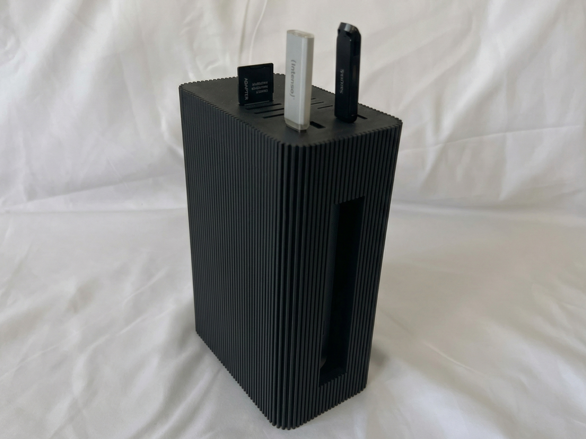 ISY USB-C Hub Desktop Case & SD-Card Dock