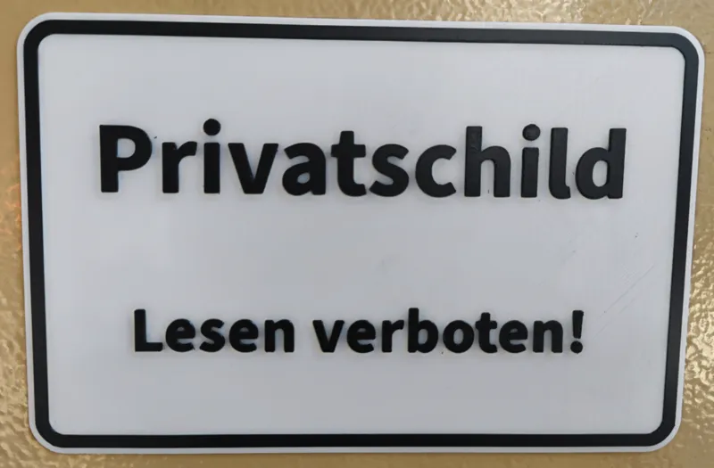 Privatschild Lesen verboten!